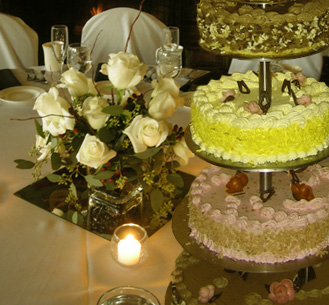 tort weselny na stole